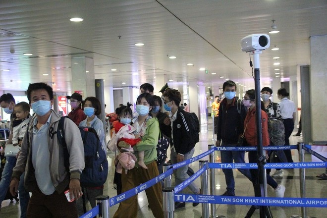 Nên tránh những nơi đông người tại sân bay nếu không cần thiết.